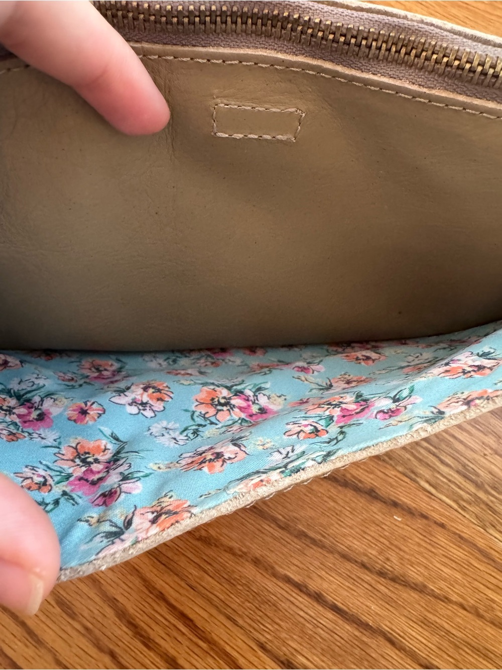 Lyons Leather Seashell Bee Bag with Extended Strap - Picture 3 of 13